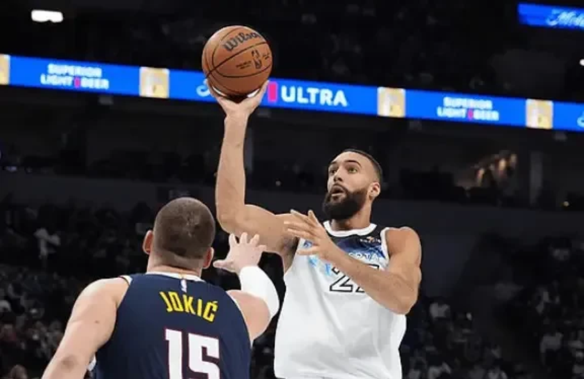 德国男篮碾压掘金，戈贝尔送出助攻