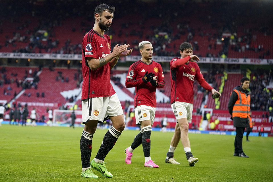 包含曼联主场战胜维拉，继续领跑英超联赛的词条