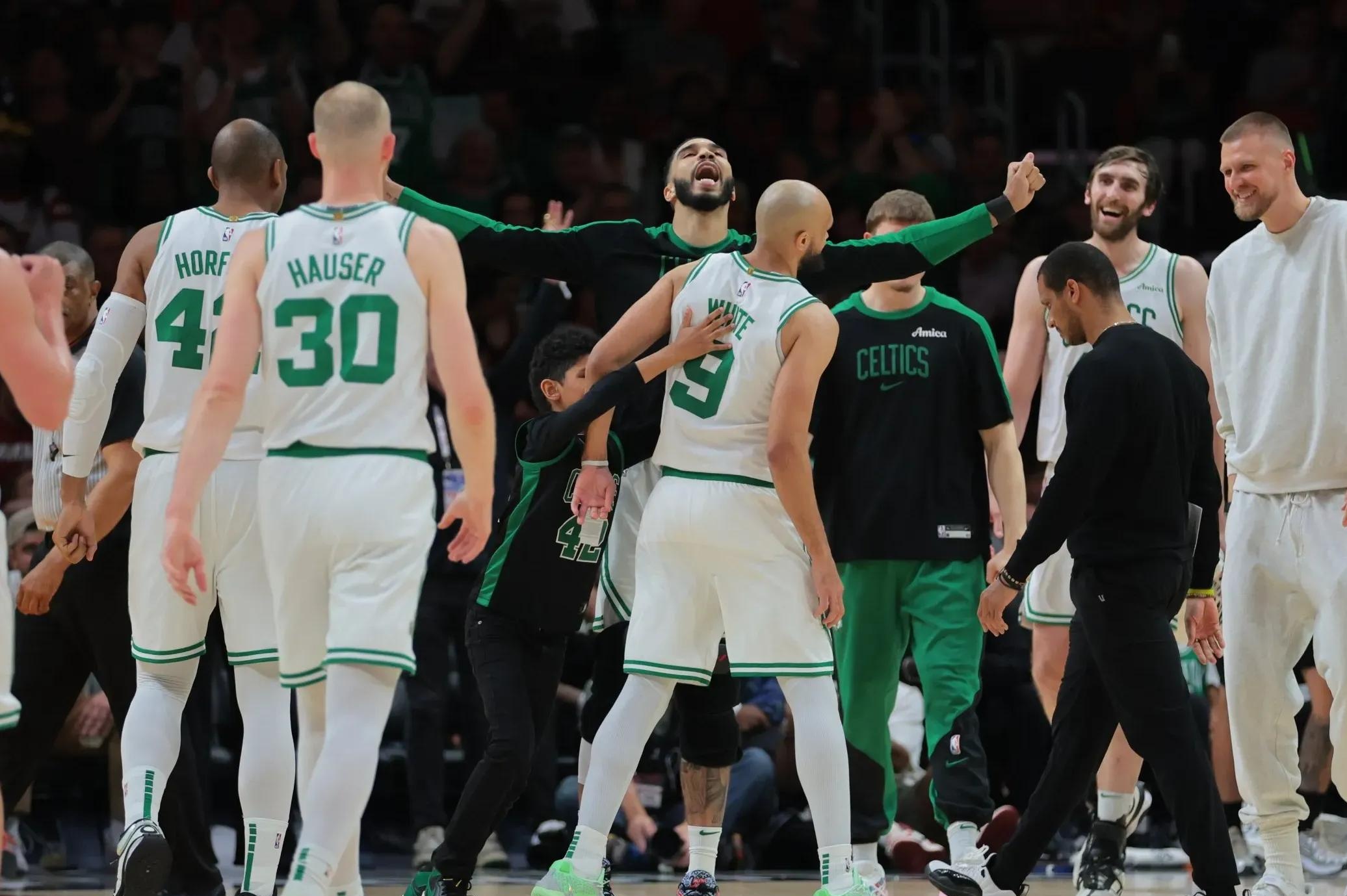 凯尔特人完胜澳大利亚男篮，西蒙斯送出助攻