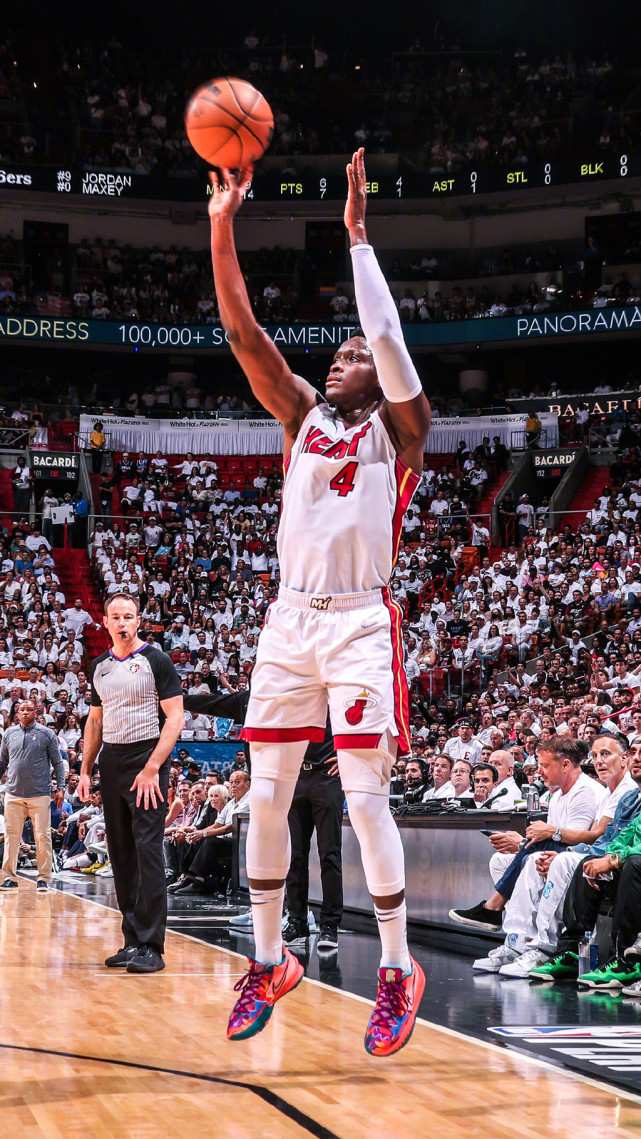 76人逆转雄鹿B队，锡安三分雨点燃全场的简单介绍