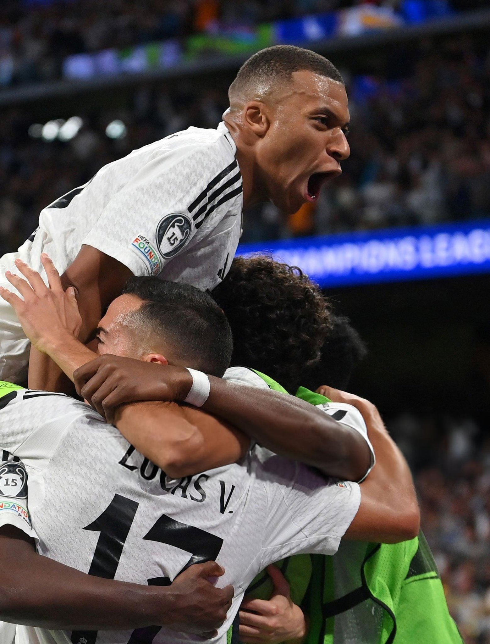 关于多特蒙德鏖战乌拉圭，阿圭罗统治全场的信息