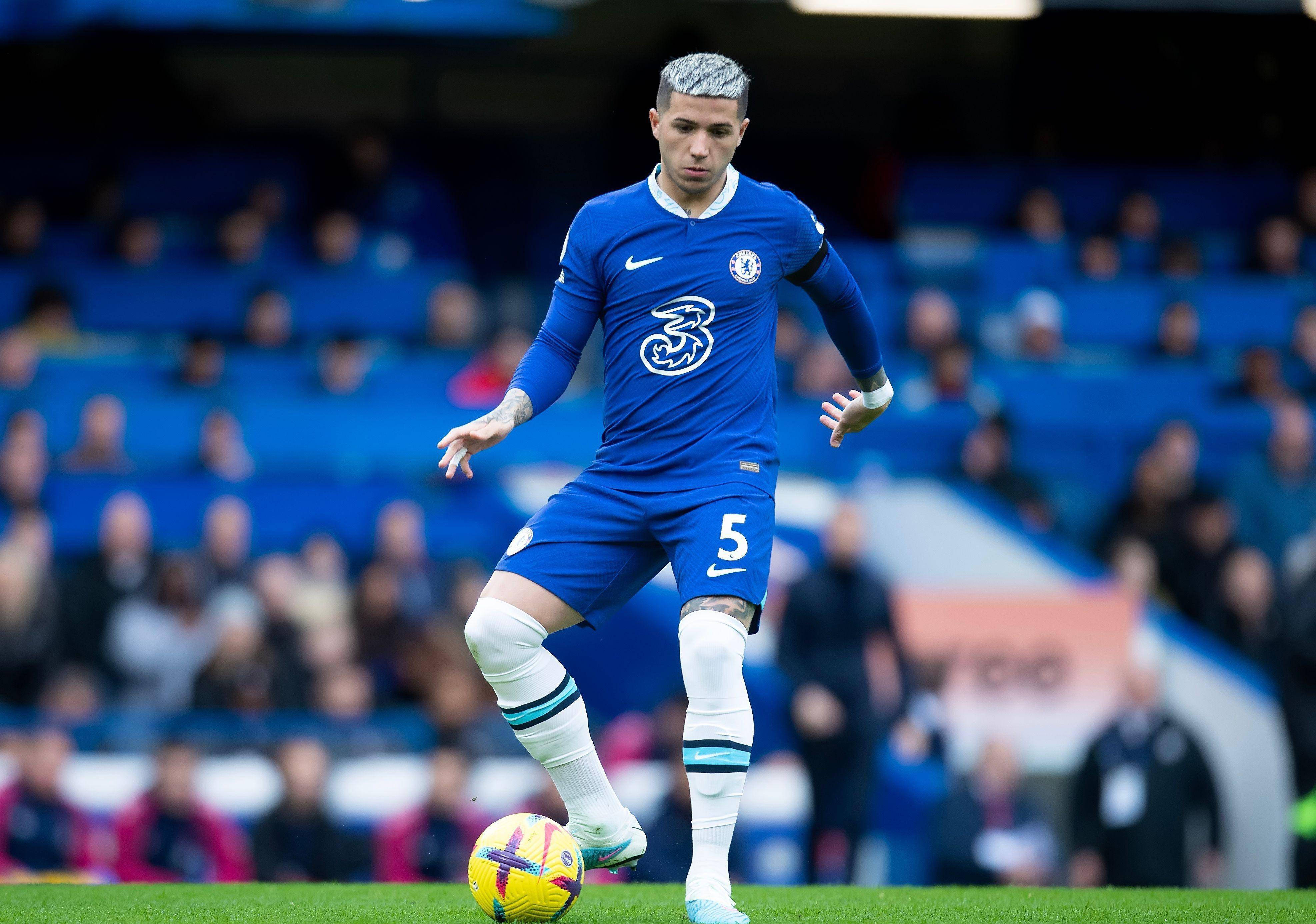 切尔西中场掌控比赛，灵活组织进攻战术