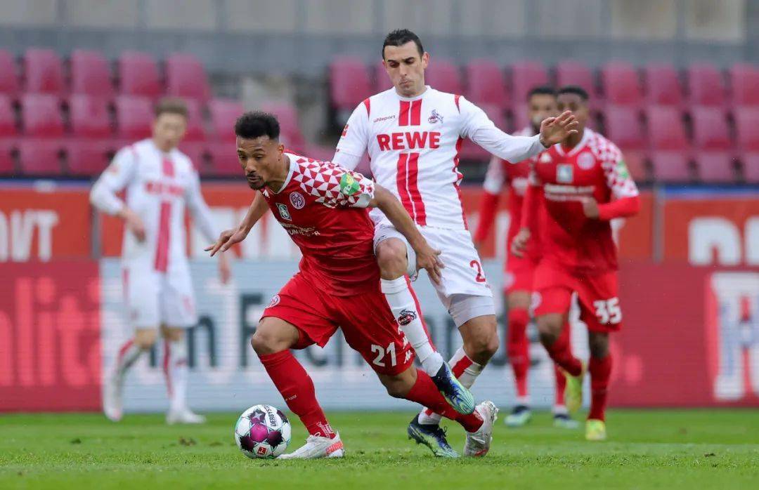 沙尔克遭遇主场惨败，保级前景堪忧的简单介绍