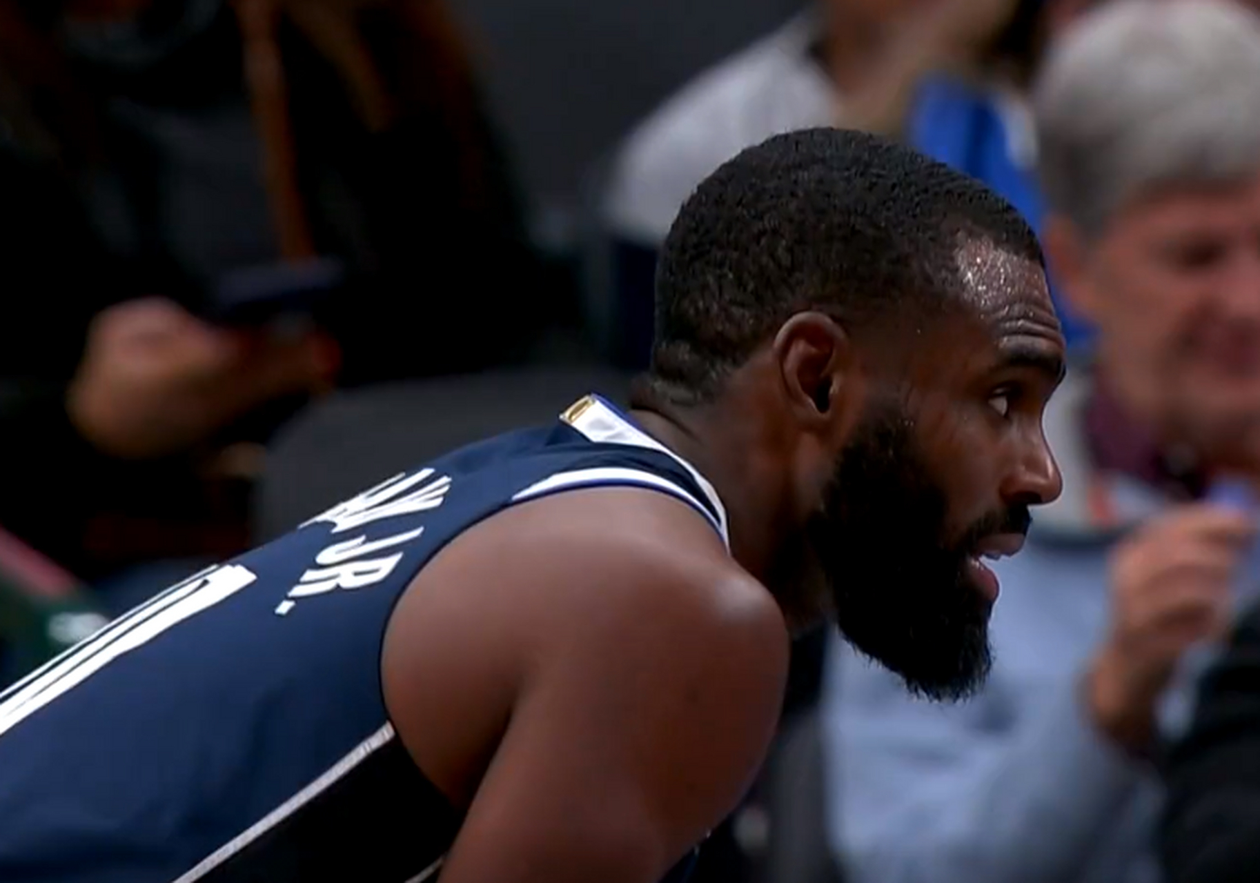 尼克斯击败对手，兰德尔猛砍高分