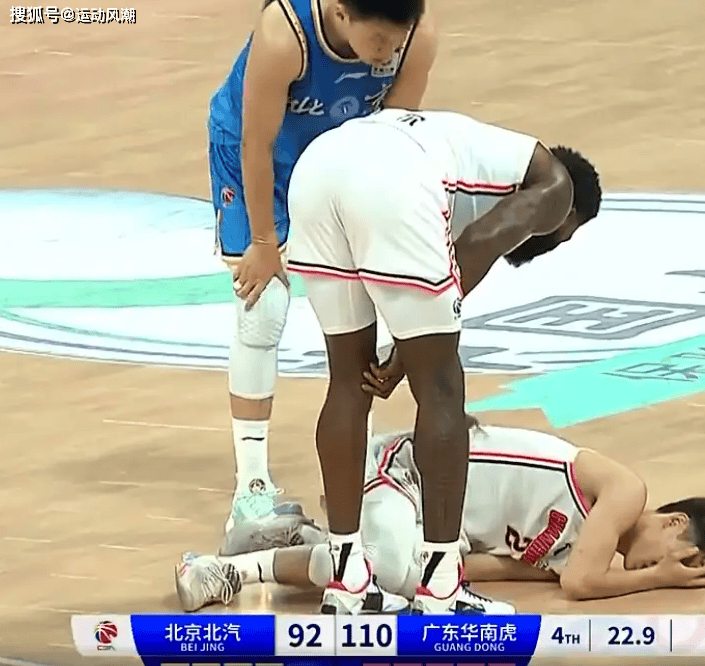 比赛中球员意外受伤，影响场上局势