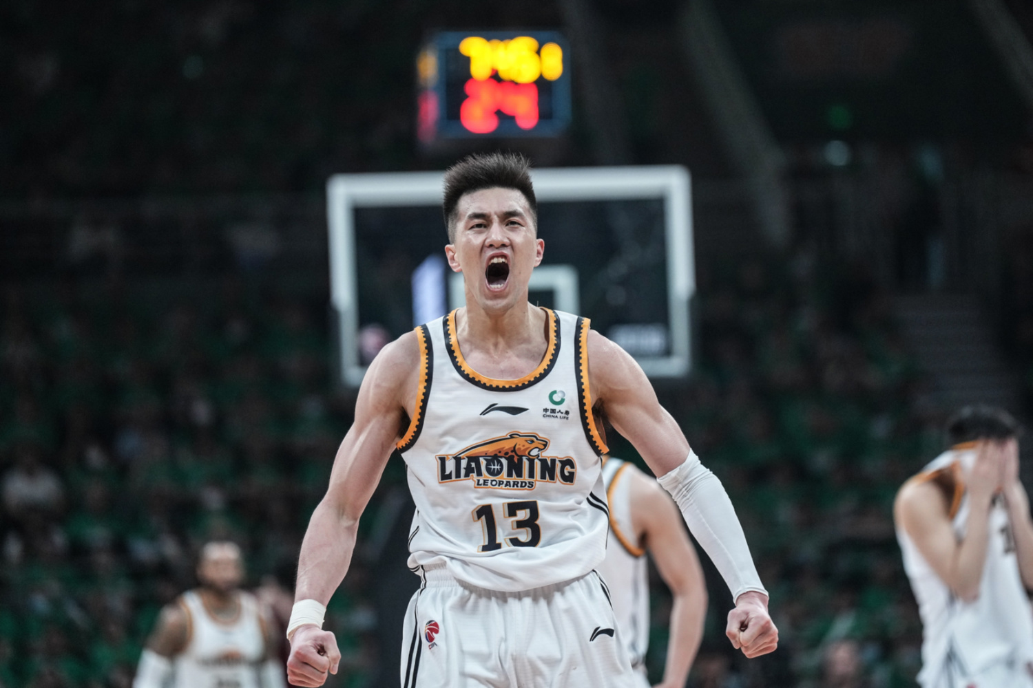 关于上海队轻取热火，郭艾伦状态火热的信息