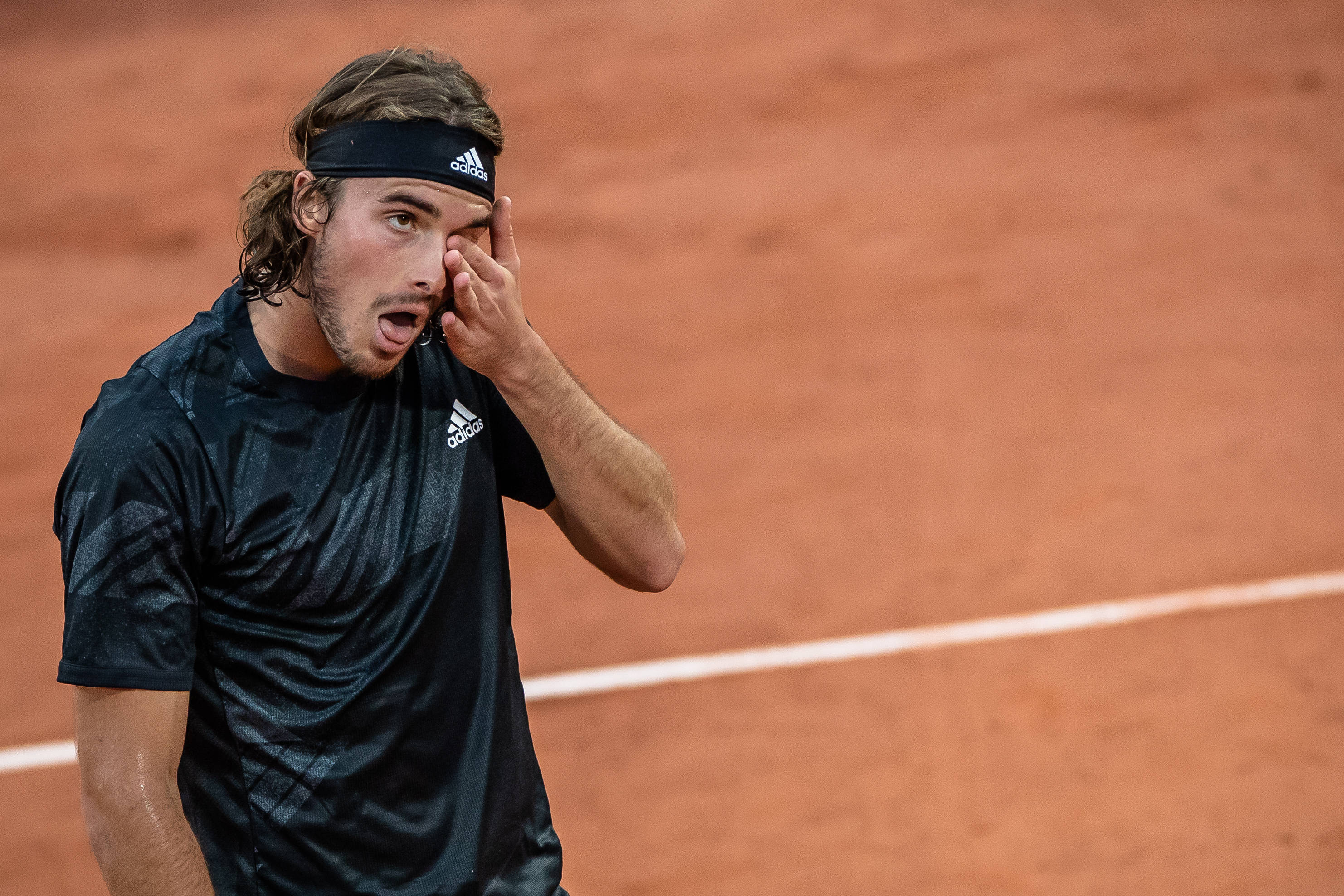 包含英国网球队翻盘欧洲网球队，西西帕斯高光表现的词条