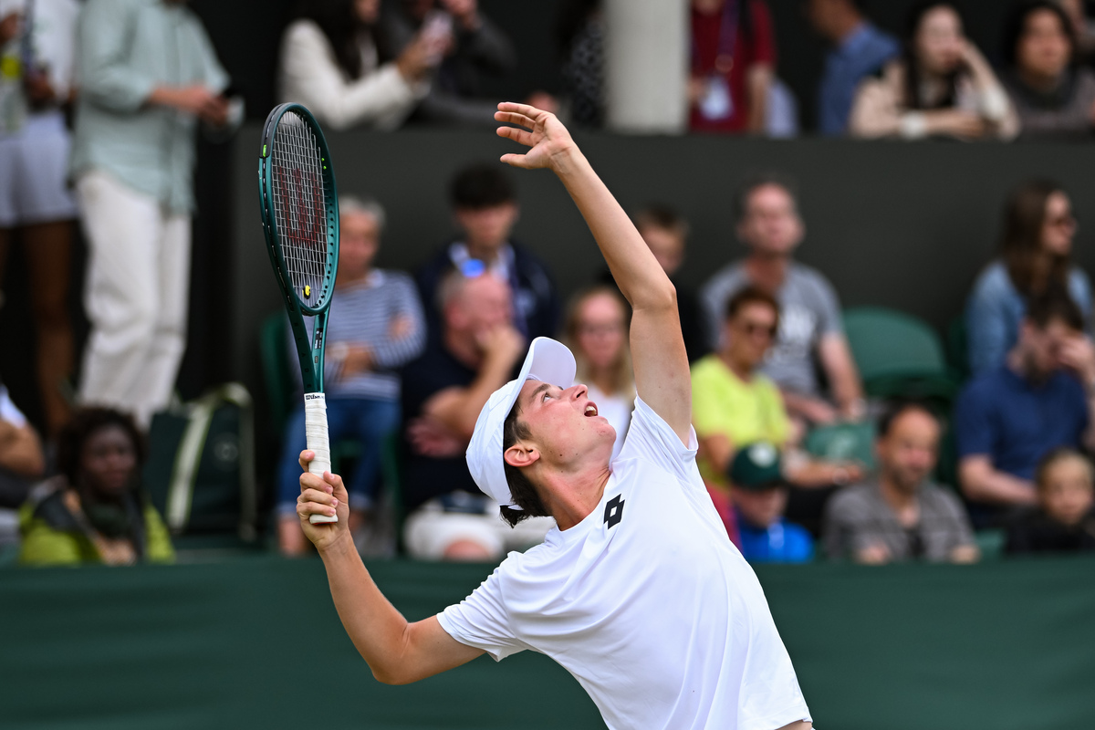 包含英国网球队鏖战西班牙网球队，阿尔卡拉斯打破历史纪录的词条