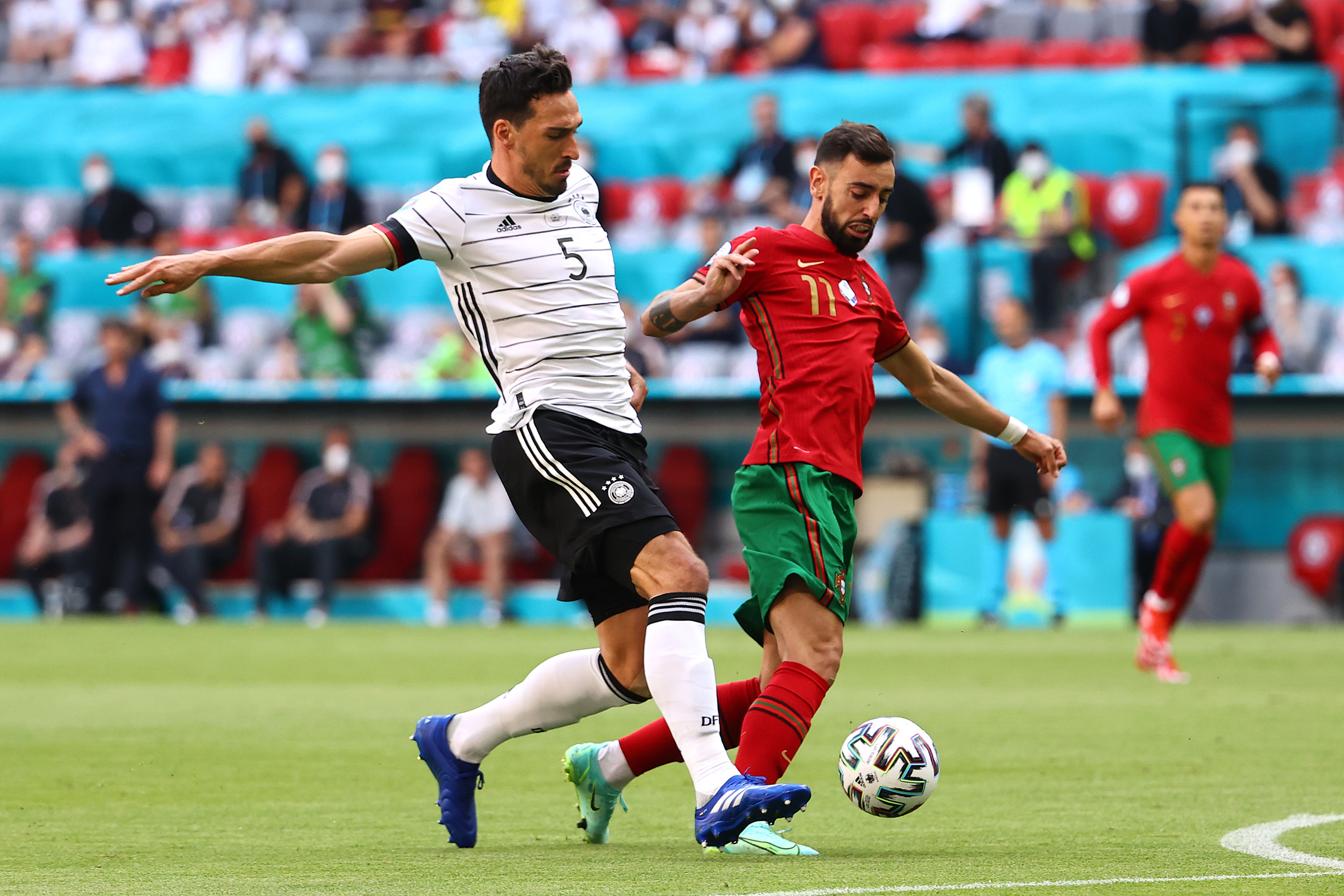 关于意大利横扫丹麦，布鲁诺·费尔南德斯惊艳世界的信息