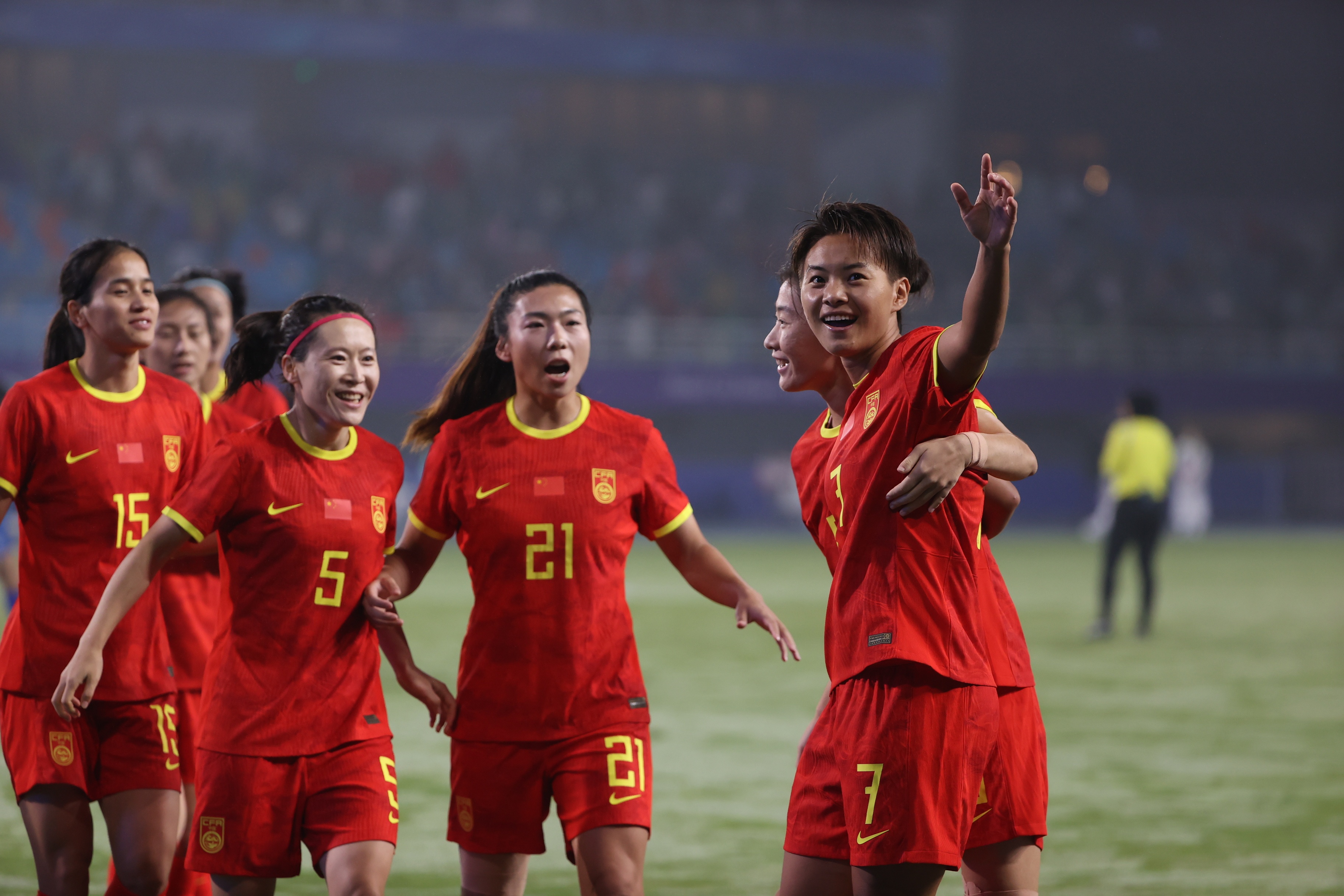 关于国家女足队在比赛中取得胜利，士气高昂的信息