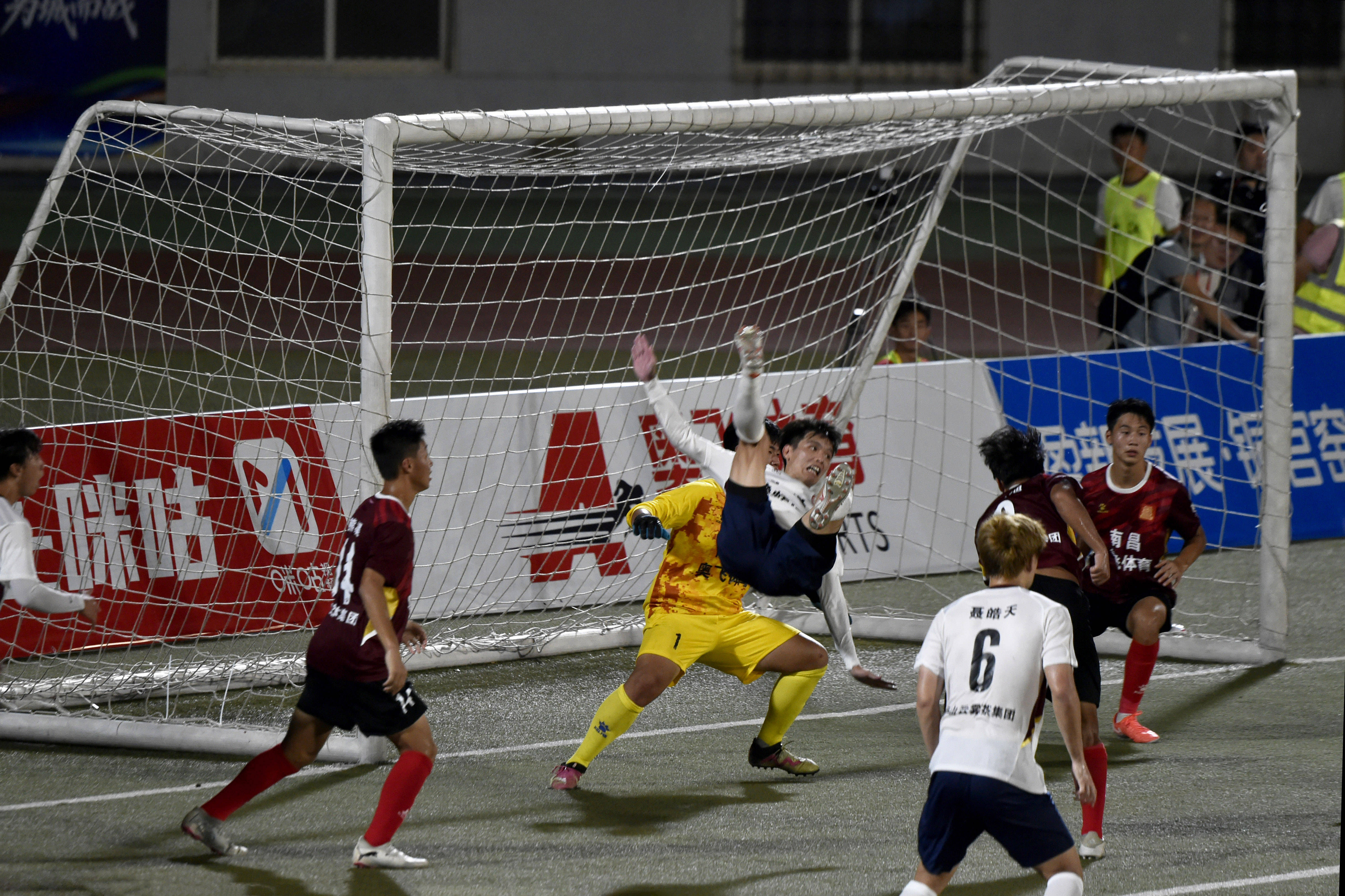 球场火爆赛事连连,职业足球比赛成为焦点的简单介绍 球场火爆赛事连连,职业足球比赛成为焦点的简单介绍