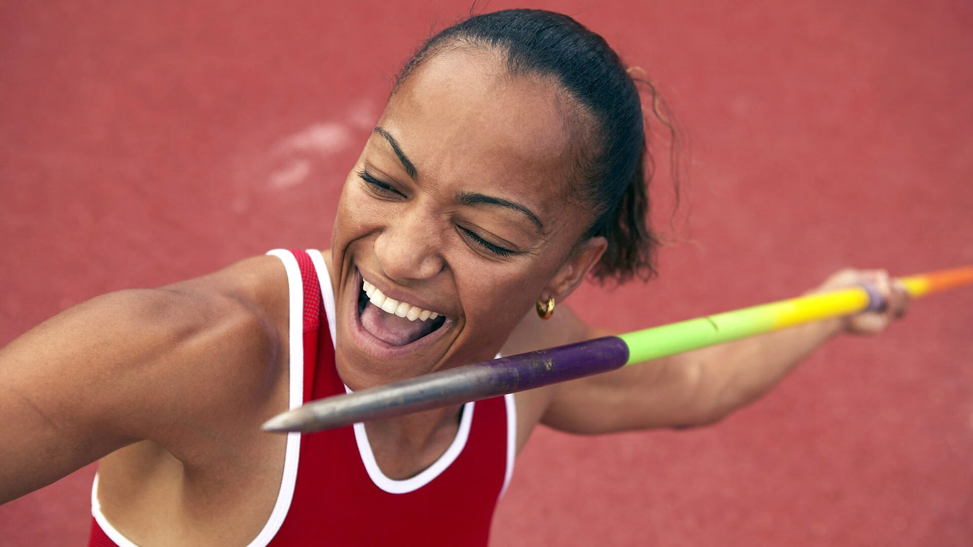 绿茵之外，赛道之上，当沙特铁骑击溃巴拉圭，维尼修斯在F1巴林揭幕战接管比赛